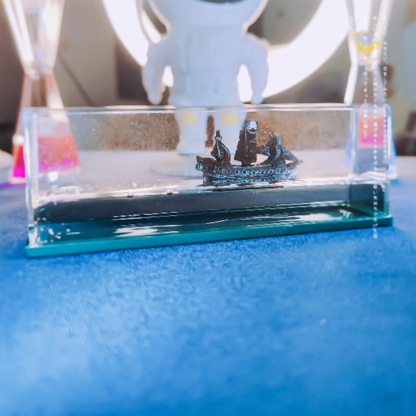 Cruise Ship Drift Bottle – Floating Acrylic Desk Decor